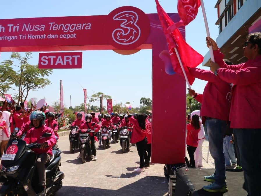 Director and Chief Commercial Officer Indosat Ooredoo Hutchison Ritesh Kumar Sing melepas 300 pemotor yang mengikuti Happy Ride.