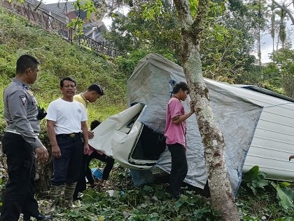 Mobil yang mengalami kecelakaan.