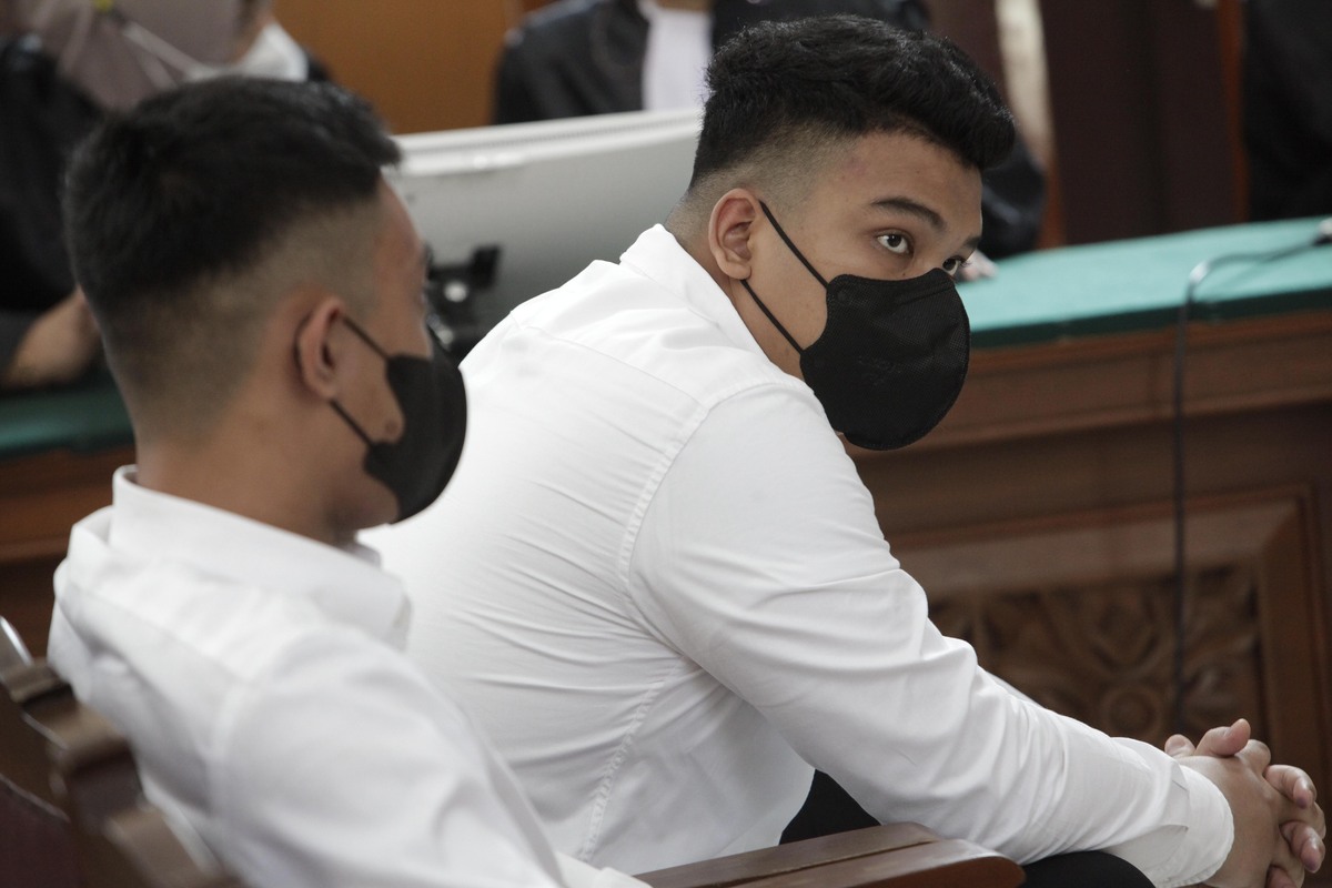 Shane Lukas (kanan) dan Mario Dandy bersiap mengikuti persidangan di Gedung Pengadilan Jakarta Selatan.