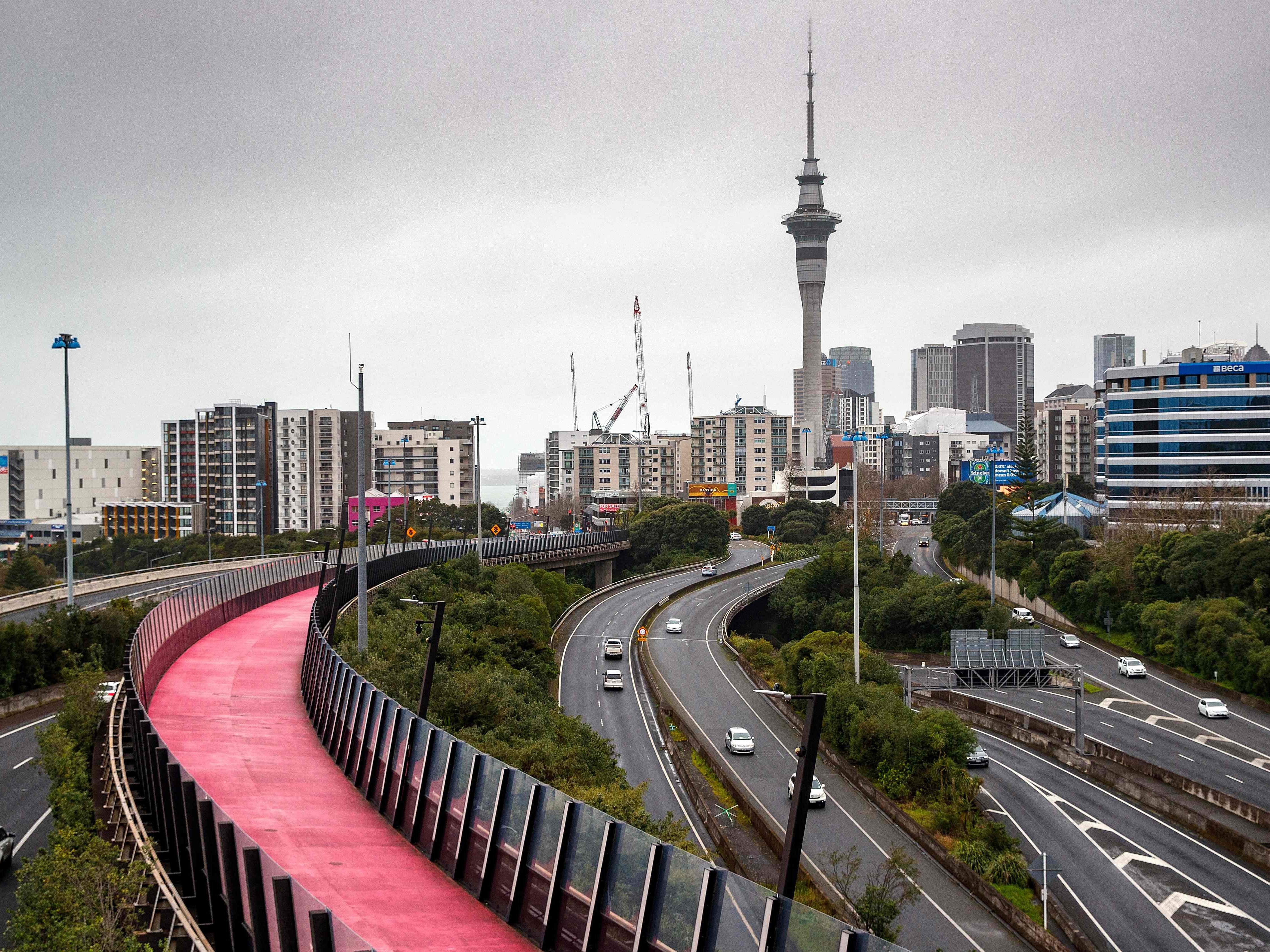 Pemandangan umum menunjukkan Sky Tower dan distrik pusat di Auckland pada 19 Agustus 2022.