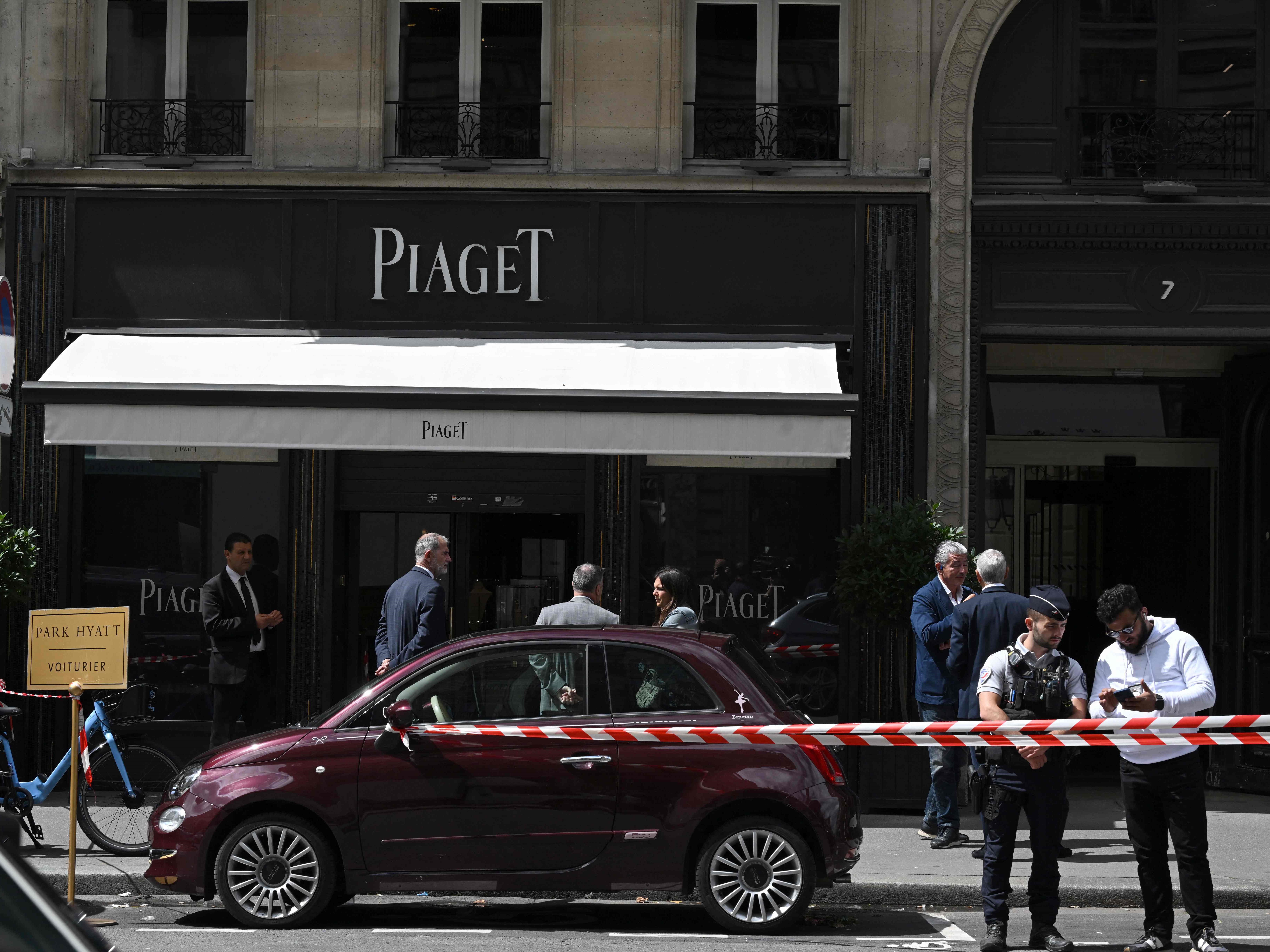 Pita polisi merah putih menutup pintu masuk toko perhiasan mewah Piaget Prancis di Rue de la Paix, Paris.