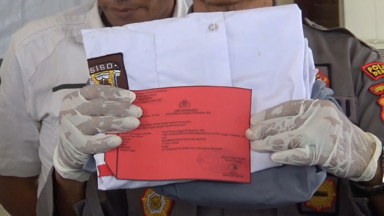 Barang bukti seragam milik siswa pembacok guru di Demak.