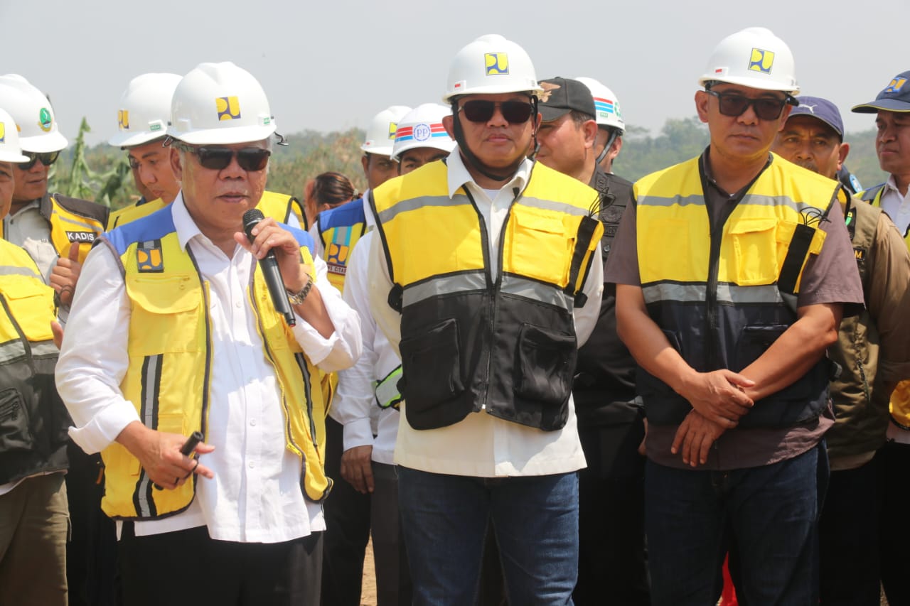  Menteri Pekerjaan Umum dan Perumahan Rakyat (PUPR) Basuki Hadimuljono didampingi Bupati Bogor Iwan Setiawan,