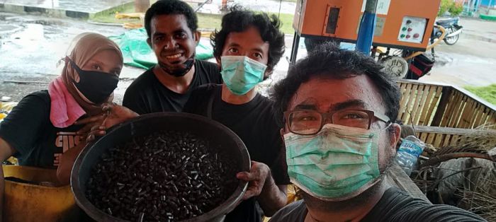 Pelet yang digunakan untuk co-firing PLTU berbahan fermentasi sampah organik. 