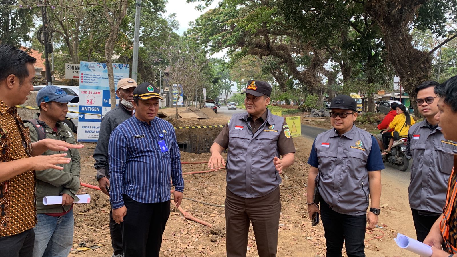 Kepala Kejari Kota Malang Edy Winarko (tengah) meninjau empat proyek strategis daerah di Kota Malang, Jawa Timur, Jumat (15/9).