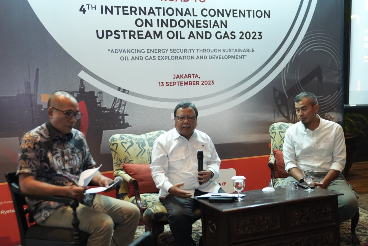 Wakil Kepala SKK Migas Nanang Abdul Manaf (tengah) saat konferensi pers road to ICIOG 2023.