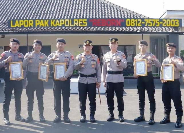 Kapolres Cimahi AKBP Aldi Subartono (tengah) memberikan penghargaan kepada personel polres yang berprestasi, Rabu (27/9).