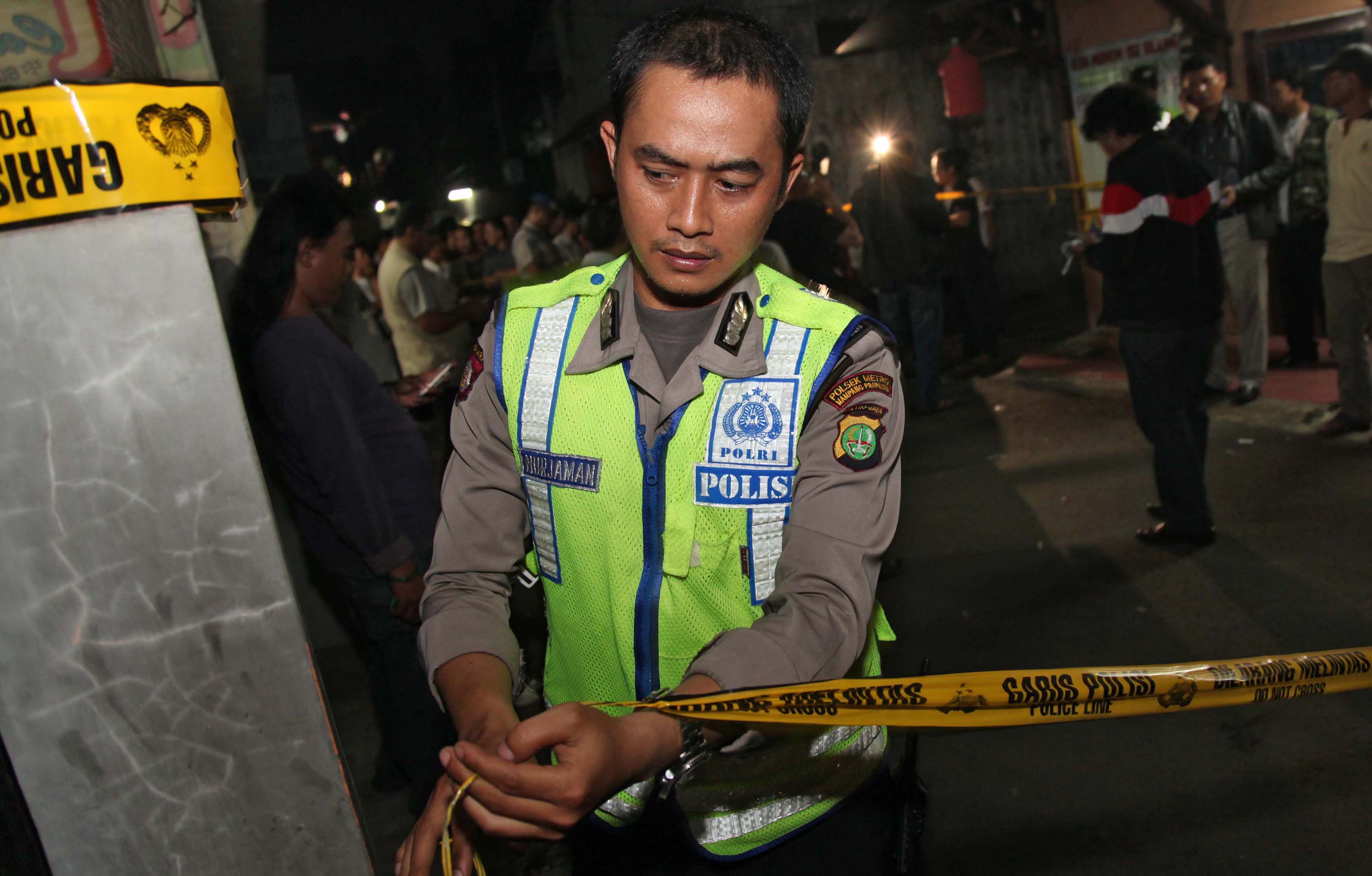 Ilustrasi. Polisi memasang garis polisi di depan rumah terduga teroris di jalan Bangka II, Mampang, Jakarta Selatan, Jakarta.