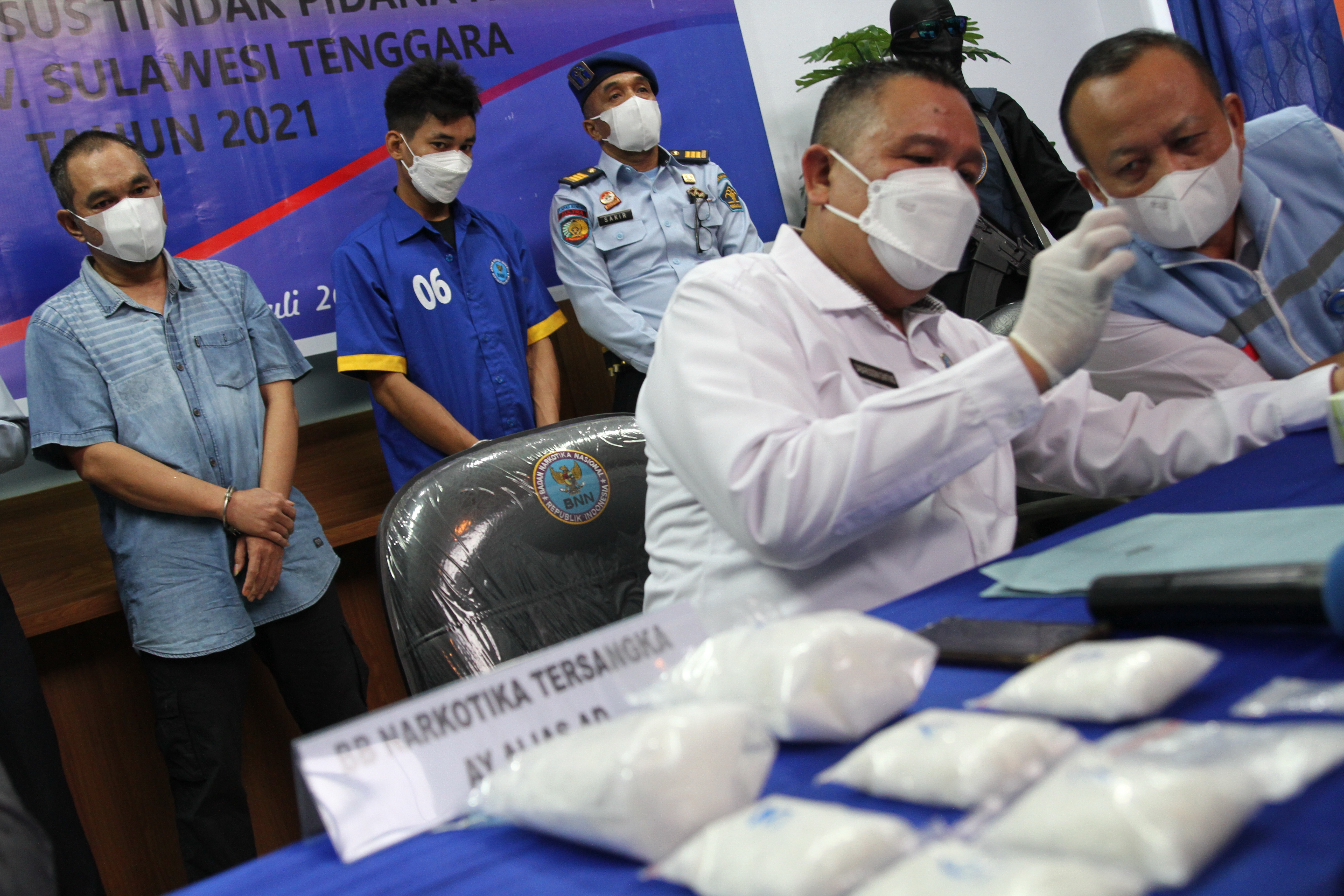 Dua orang tersangka kasus tindak pidana narkoba menghadiri keterangan pers di Kantor BNN Kendari, Sulawesi Tenggara, Kamis (1/7/2021).
