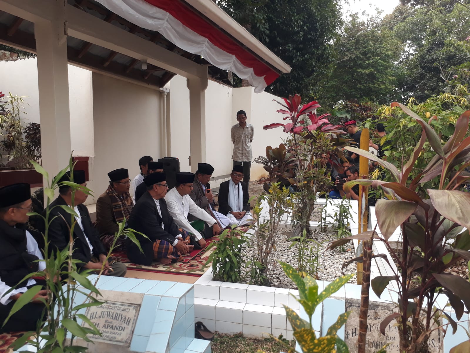 Anies Baswedan berziarah ke makam KH Ahmad Sanusi di Ponpes Syamsul Ulum, Sukabumi