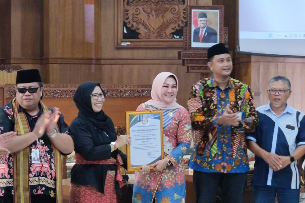 Ketua KND RI Dante Rigmalia menyerahkan Anugerah Prakarsa Inklusi kepada Bupati Klaten Sri Mulyani