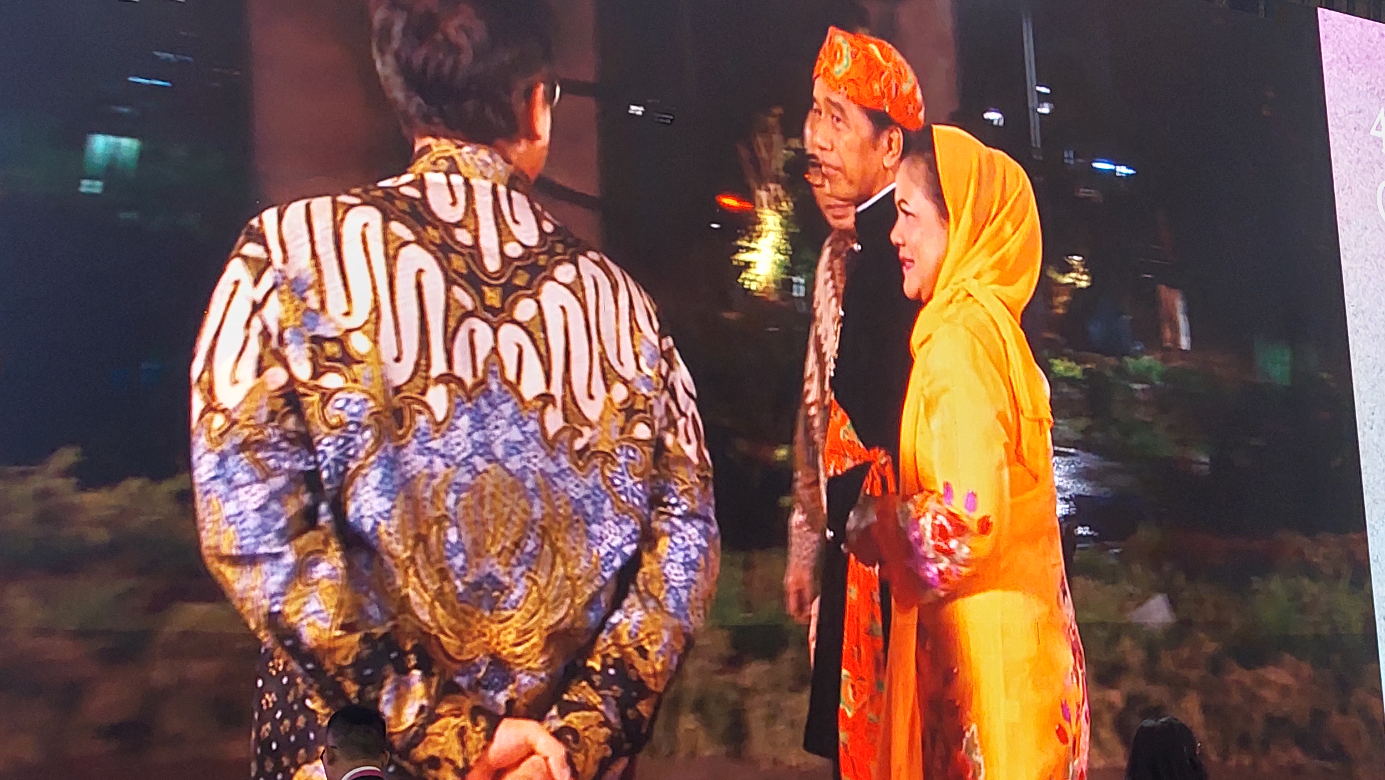 Presiden Jokowi dan Iriana Gunakan Hadiri Gala Dinner KTT dengan Baju Adat Betawi