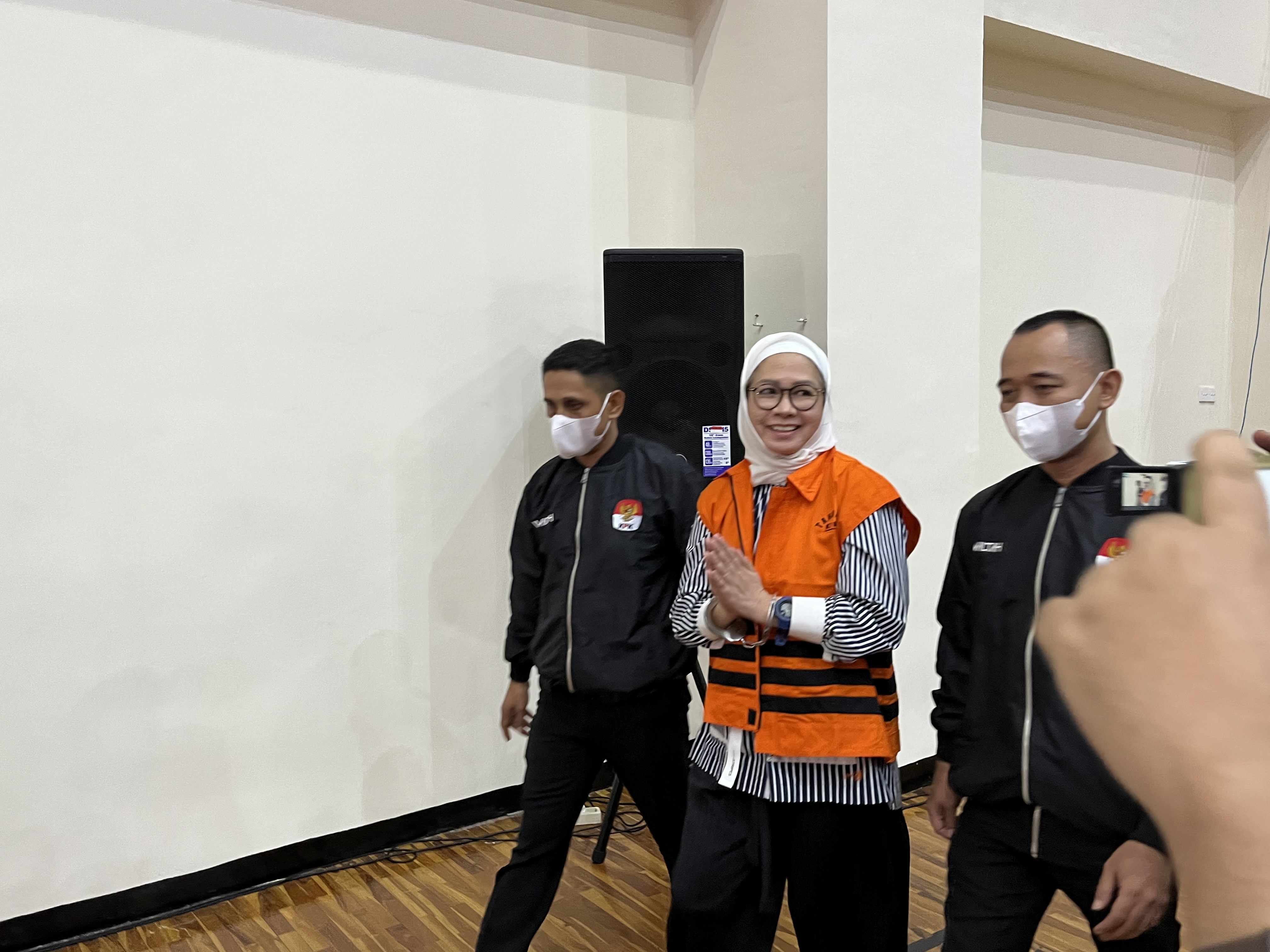 KPK menahan mantan Direktur Utama (Dirut) PT Pertamina (Persero) Karen Agustiawan.