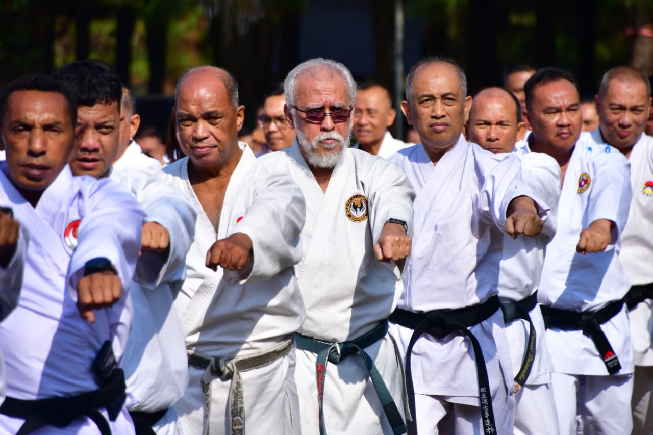 Musisi Iwan Fals saat berlatih karate.