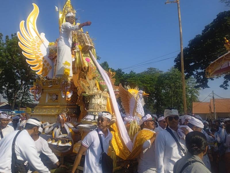 Prosesi Karya Maligi Raja Denpasar IX dilangsungkan di laut akhir pekan lalu.