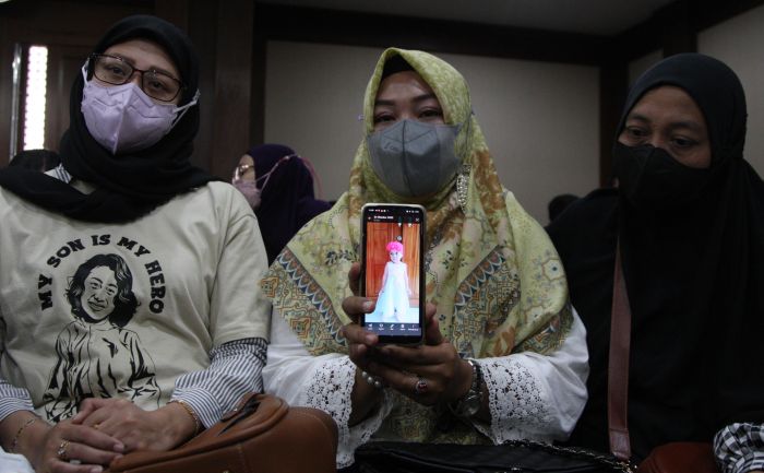 Sholihah (tengah) memperlihatkan foto putrinya Azqiara Anindita Nuha yang meninggal dunia di usia 3,8 tahun akibat gagal ginjal akut