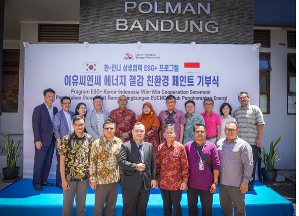 Perusahaan cat EUCNC Co Ltd mendonasikan 5.000 liter cat energy up paint (EU 201) kepada Politeknik Manufaktur (Polman) Bandung.