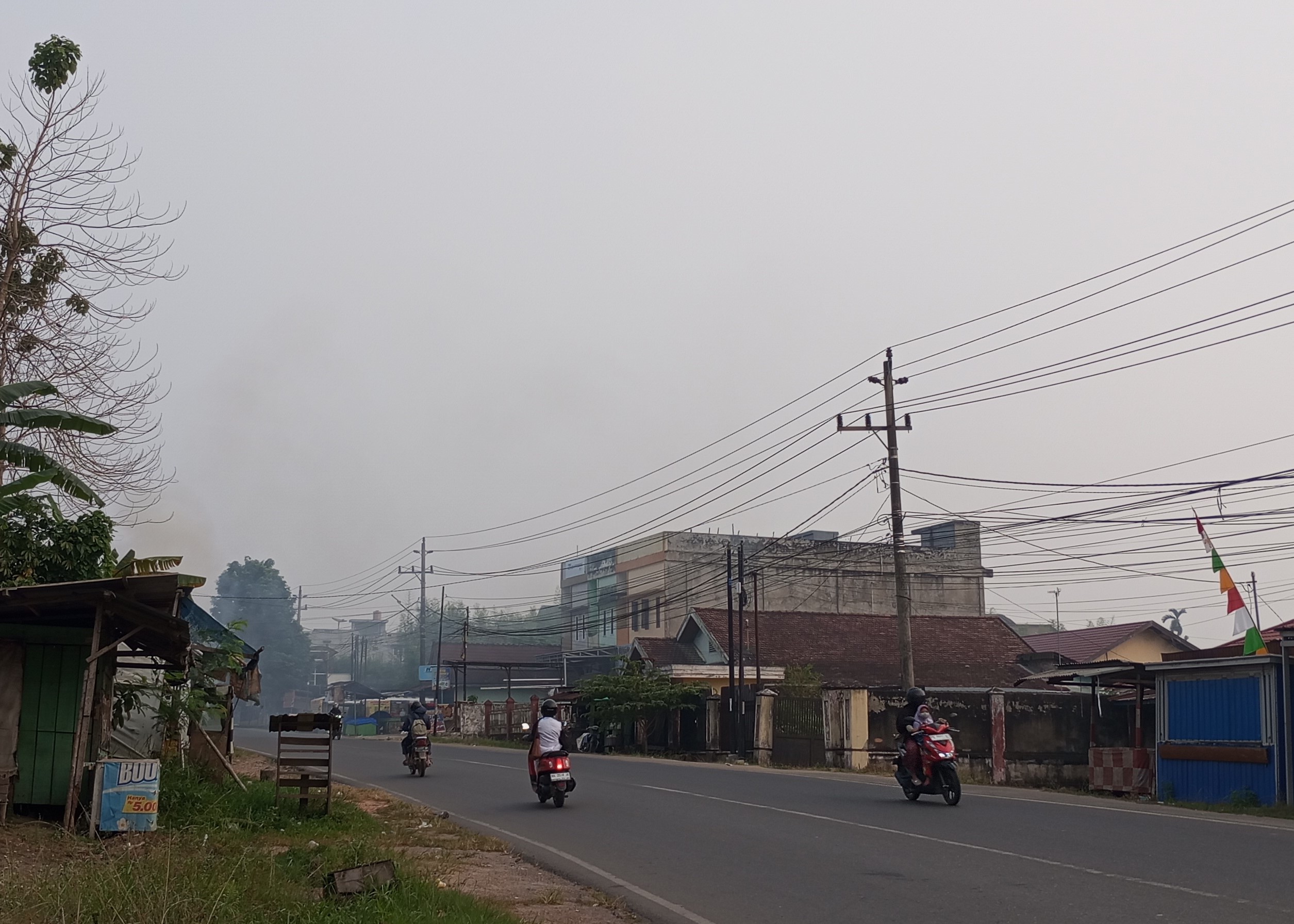 Kabut asap membuat langit di Kota Jambi terlihat gelap pada Rabu (6/9) pagi, dan ini sudah terjadi sejak tiga hari terakhir.