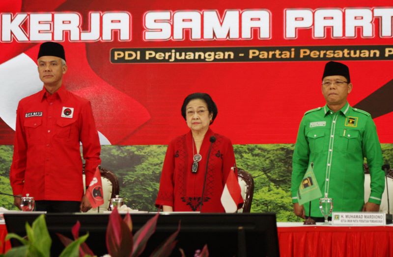 Ketua Umum PDI Perjuangan Megawati Soekarnoputri bersama dengan bakal calon presiden Ganjar Pranowo dan petinggi PPP.