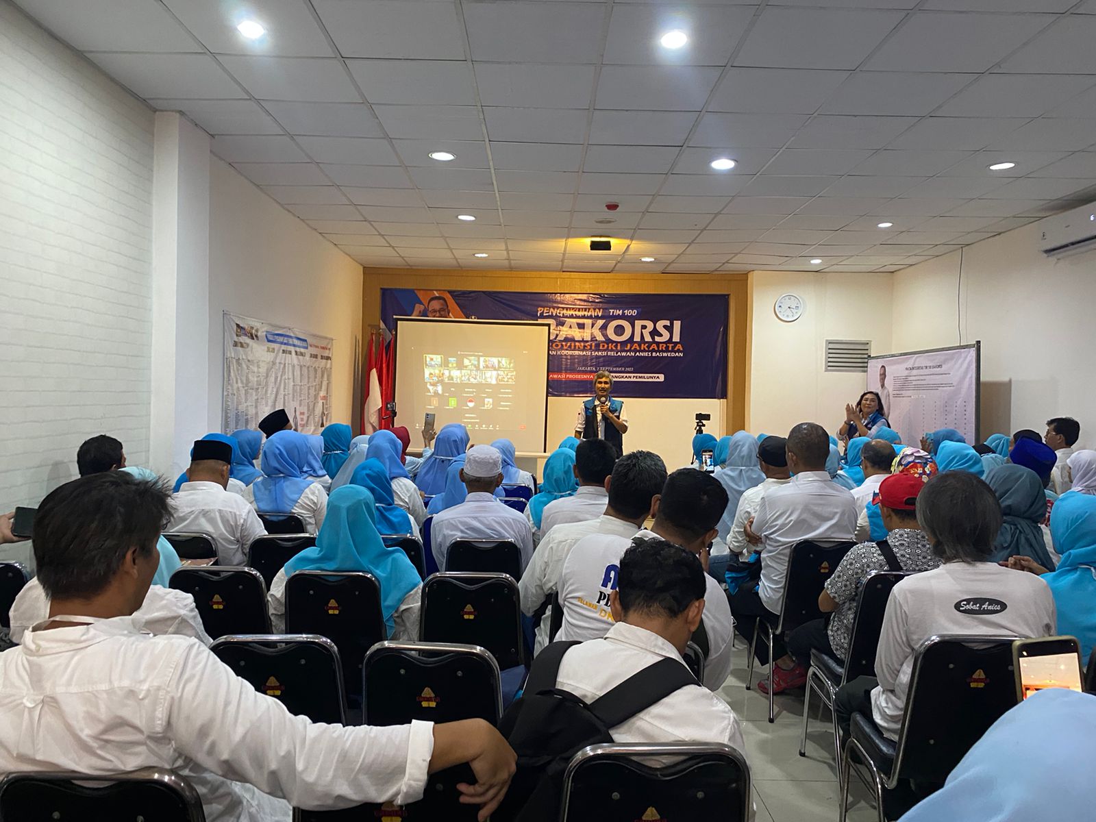 Suasana peresmian Posko Komando Nasional Relawan Anies Baswedan, di Jl Buncit Raya No 79, Jakarta Selatan, Jumat (1/9).