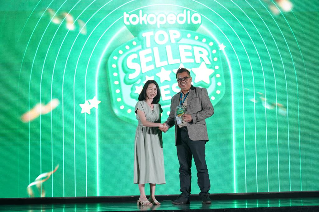 PT Kimia Farma Apotek meraih penghargaan sebagai top seller dalam ajang Top Seller Fest 2023 dari Tokopedia.