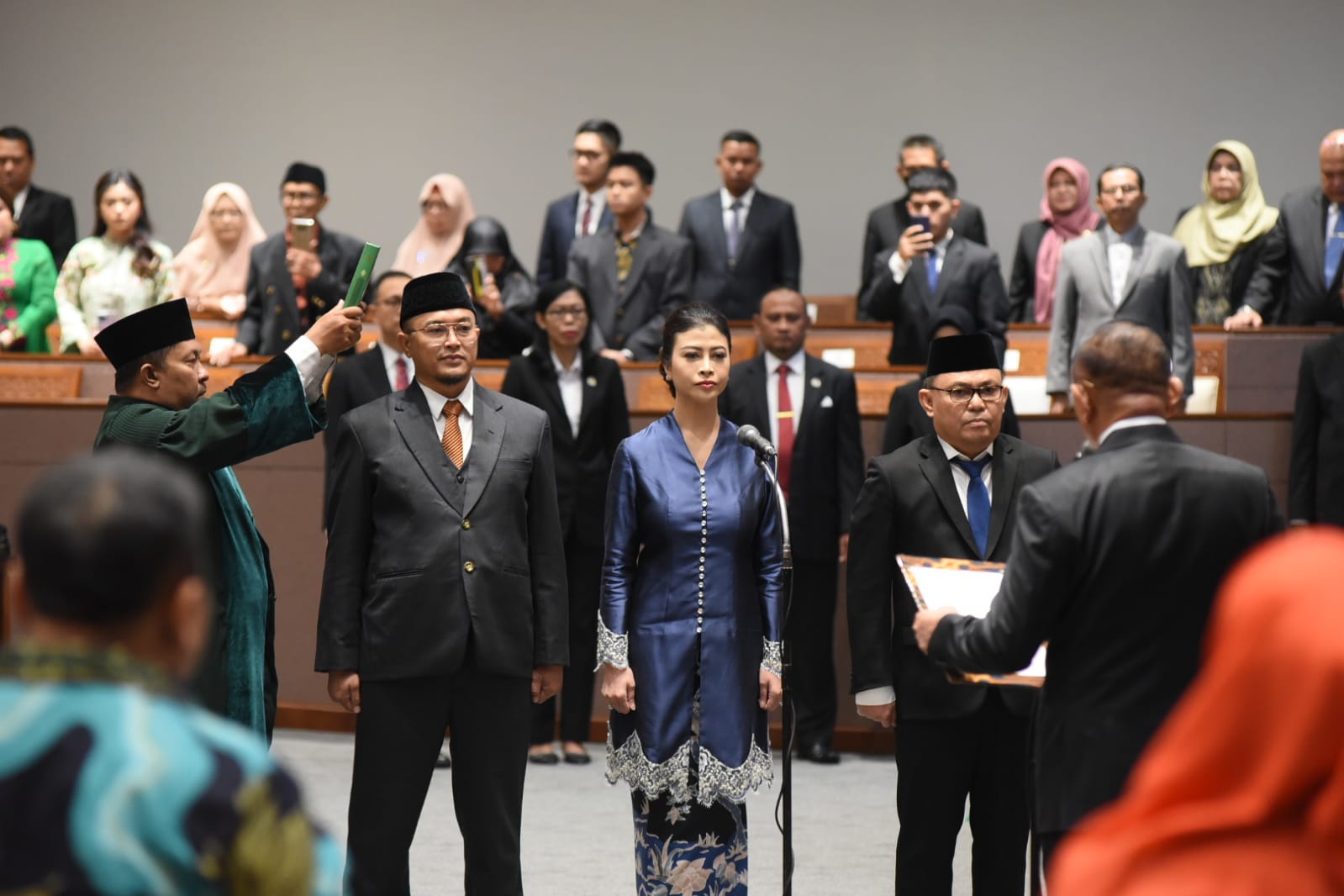 WAKIL Ketua DPR RI Lodewijk F. Paulus melantik tiga orang pengganti antar waktu (PAW) anggota DPR