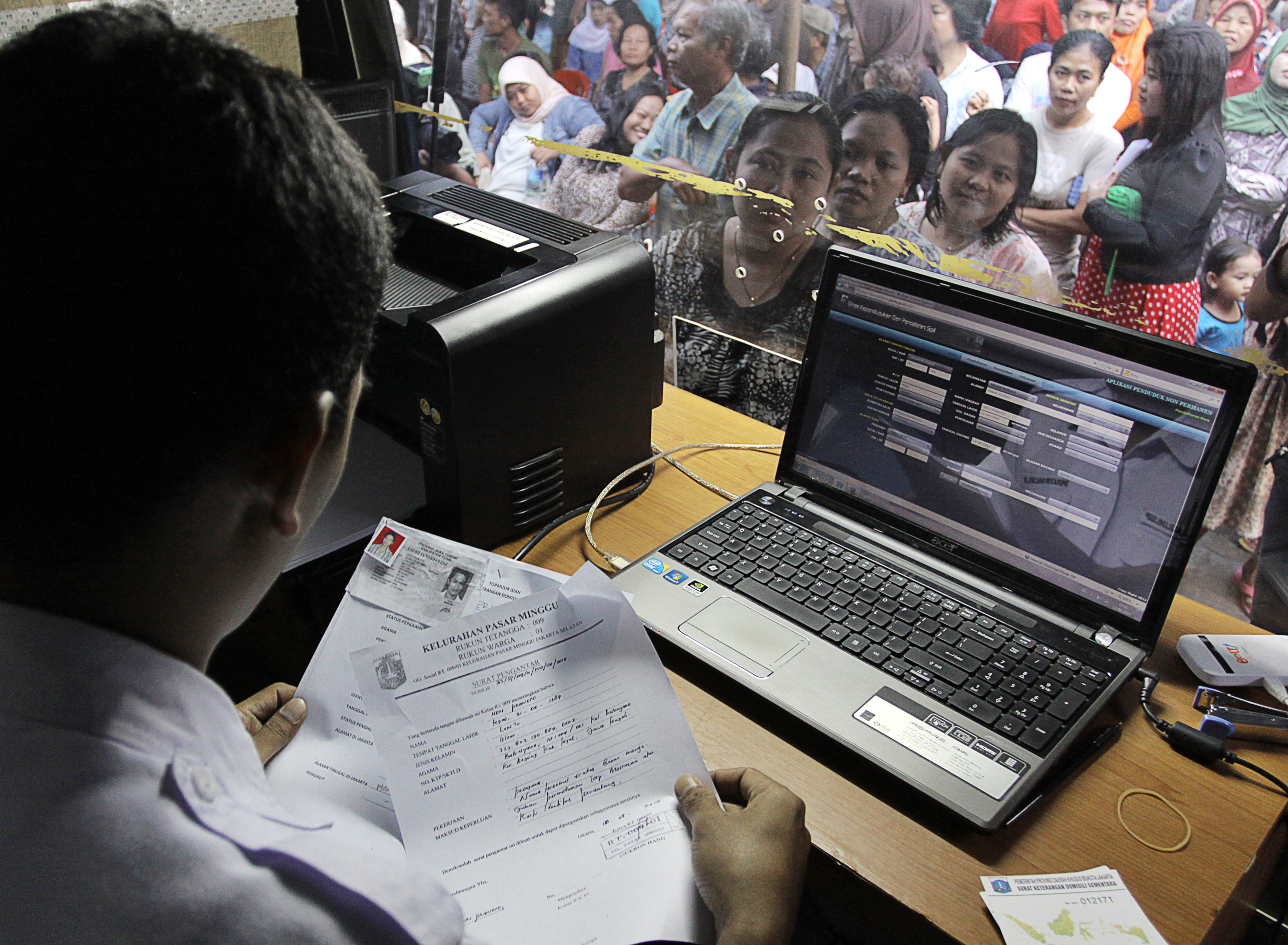 Ilustrasi--Petugas Dukcapil Kota Administrasi Jakarta Selatan melakukan kegiatan bina kependudukan di Kelurahan Pasar Minggu, Jakarta.