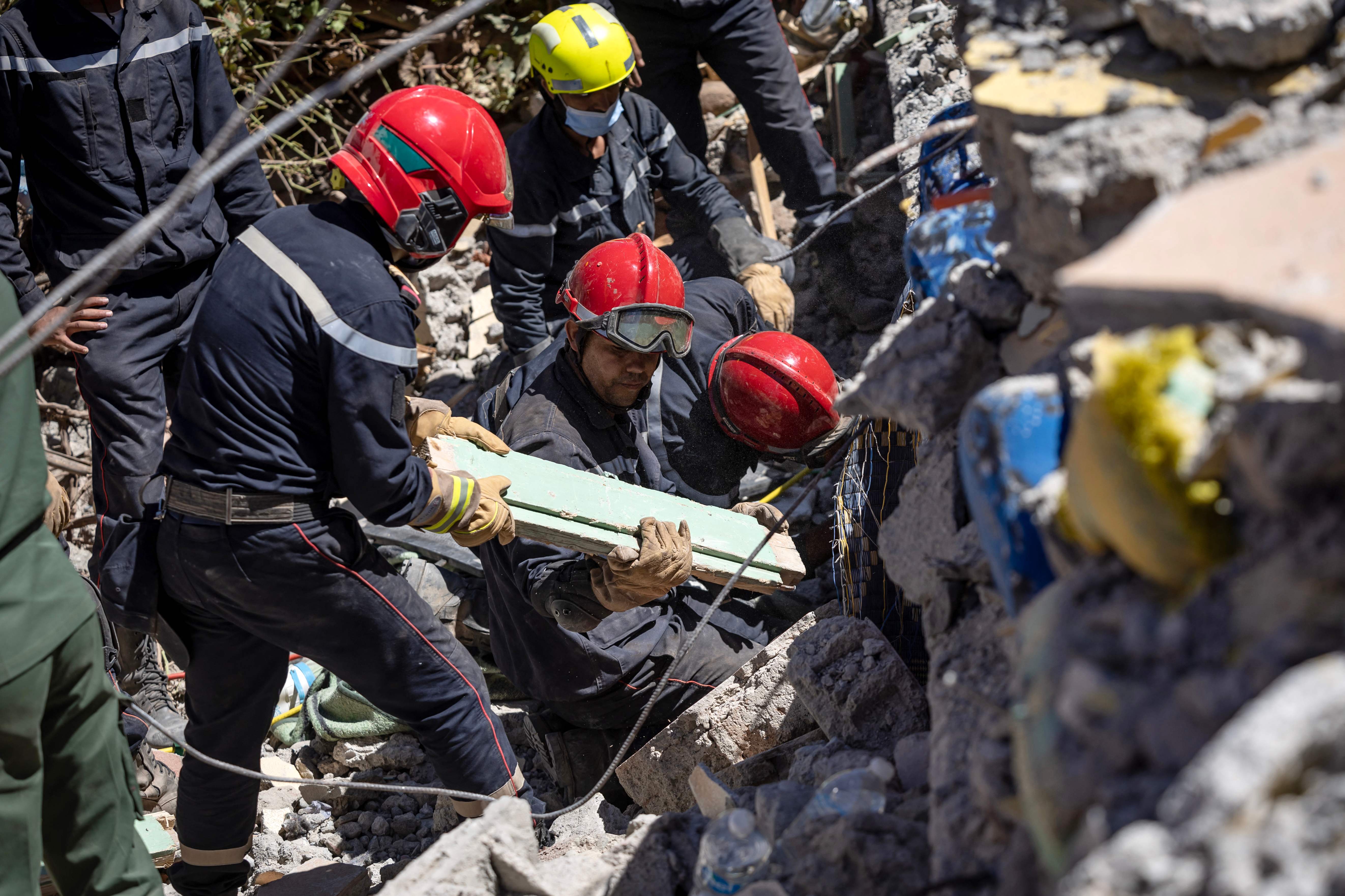 Tim penyelamat mencari penyintas gempa Maroko di Desa Talat N'Yacoub, Provinsi Al-Haouz 
