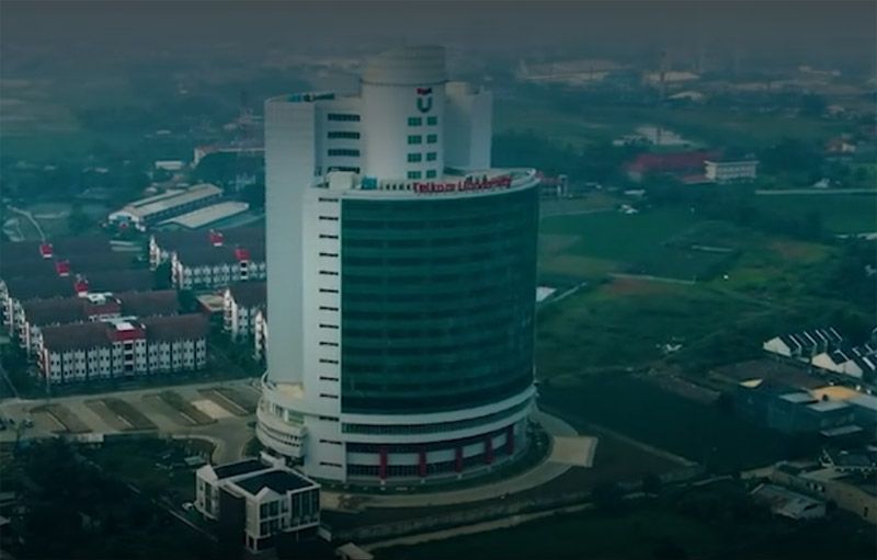 Tel-U Bersama PT Telkom Berikan Bantuan Alat Daur Ulang Sampah