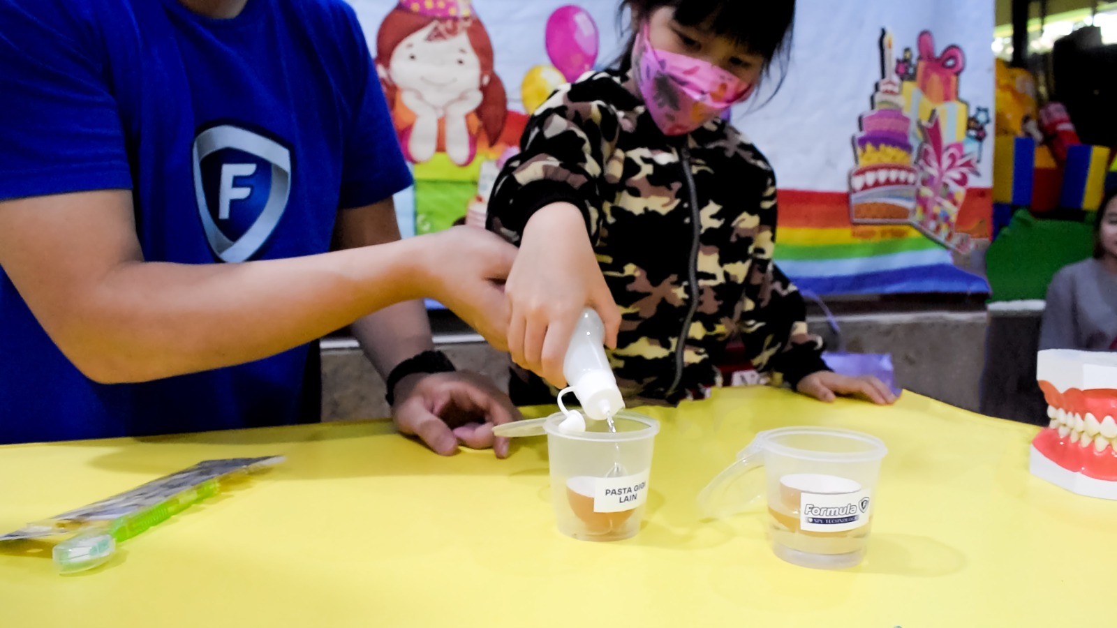 Siswa Sekolah Stella Maris mempraktikan metode edukasi Eggsperimen yang terapkan Formula.  