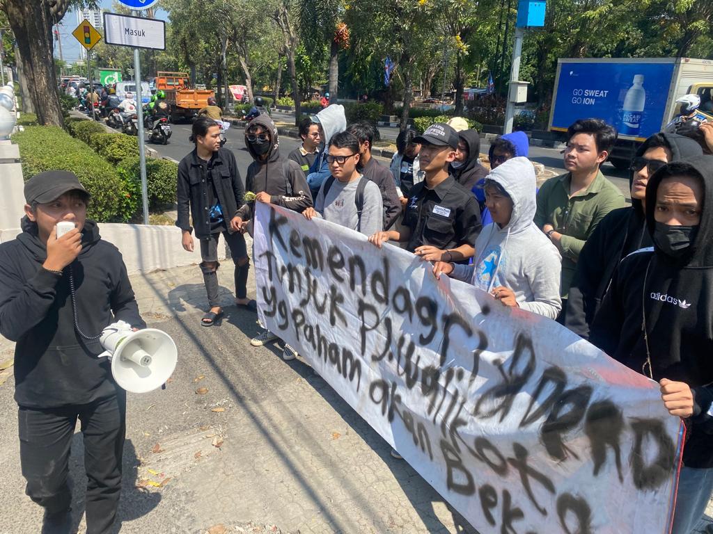 Mahasiswa menggelar aksi tolak calon Penjabat Wali Kota Bekasi