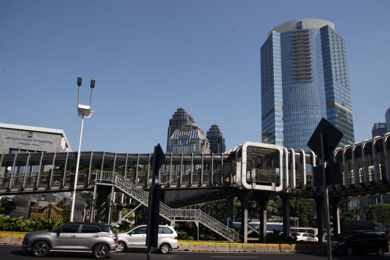 Kualitas udara di Jakarta membaik, langit di Jakarta kembali biru.
