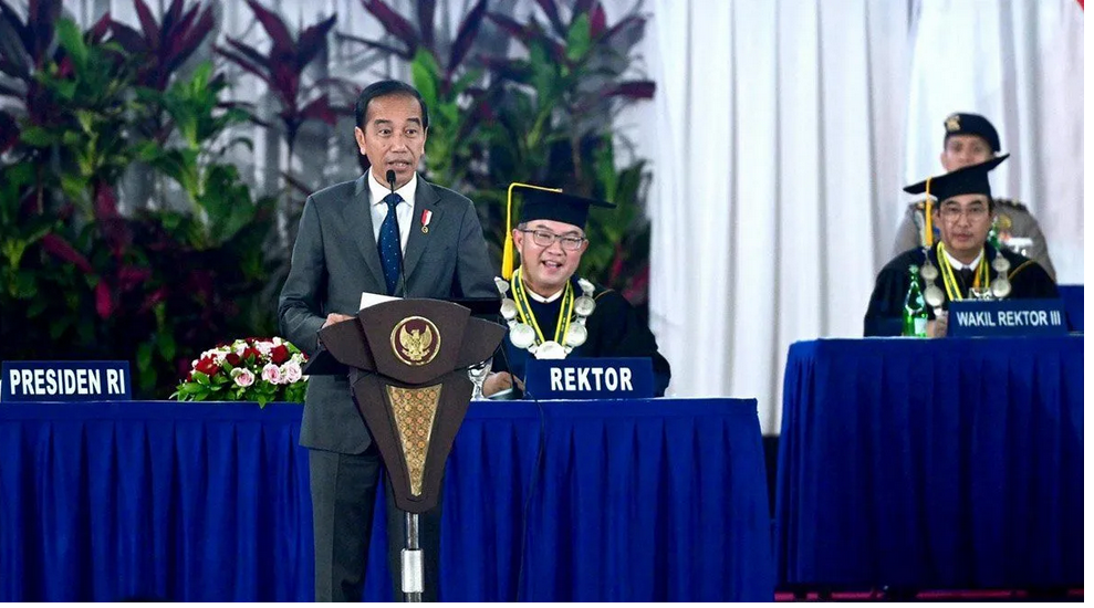 Presiden Joko Widodo menyampaikan orasi dalam rangka Dies Natalis ke-60 IPB University, Jumat (15/9).