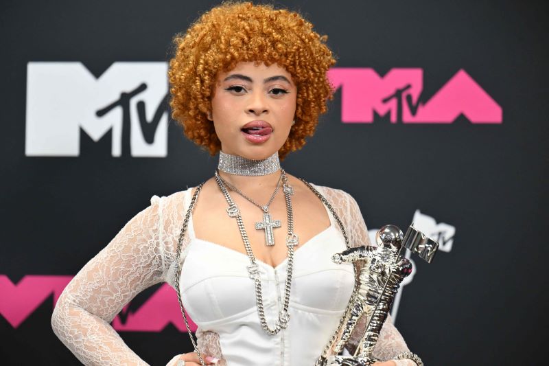 Ice Spice berpose dengan piala MTV VMA.