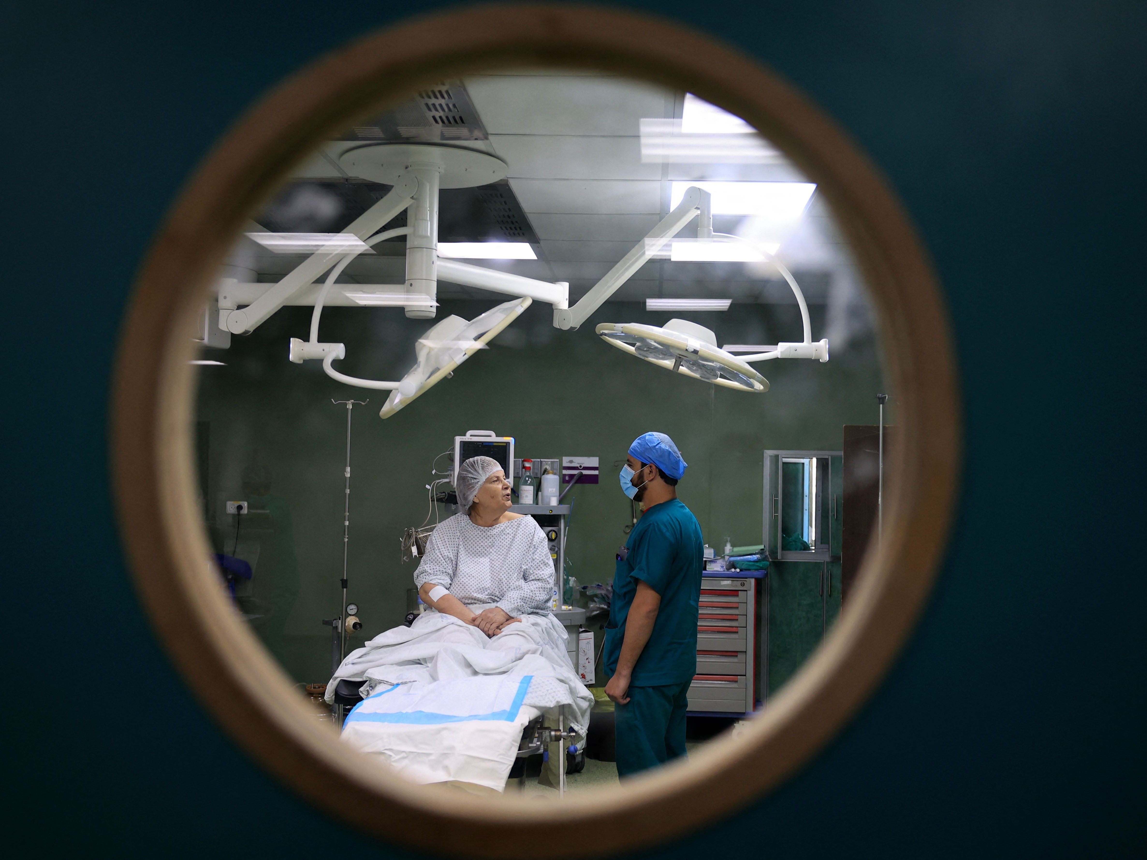 Seorang pasien berbicara dengan dokter menjelang operasinya di Nasser Medical Complex di Khan Yunis, selatan Jalur Gaza, 6 Agustus 2023.