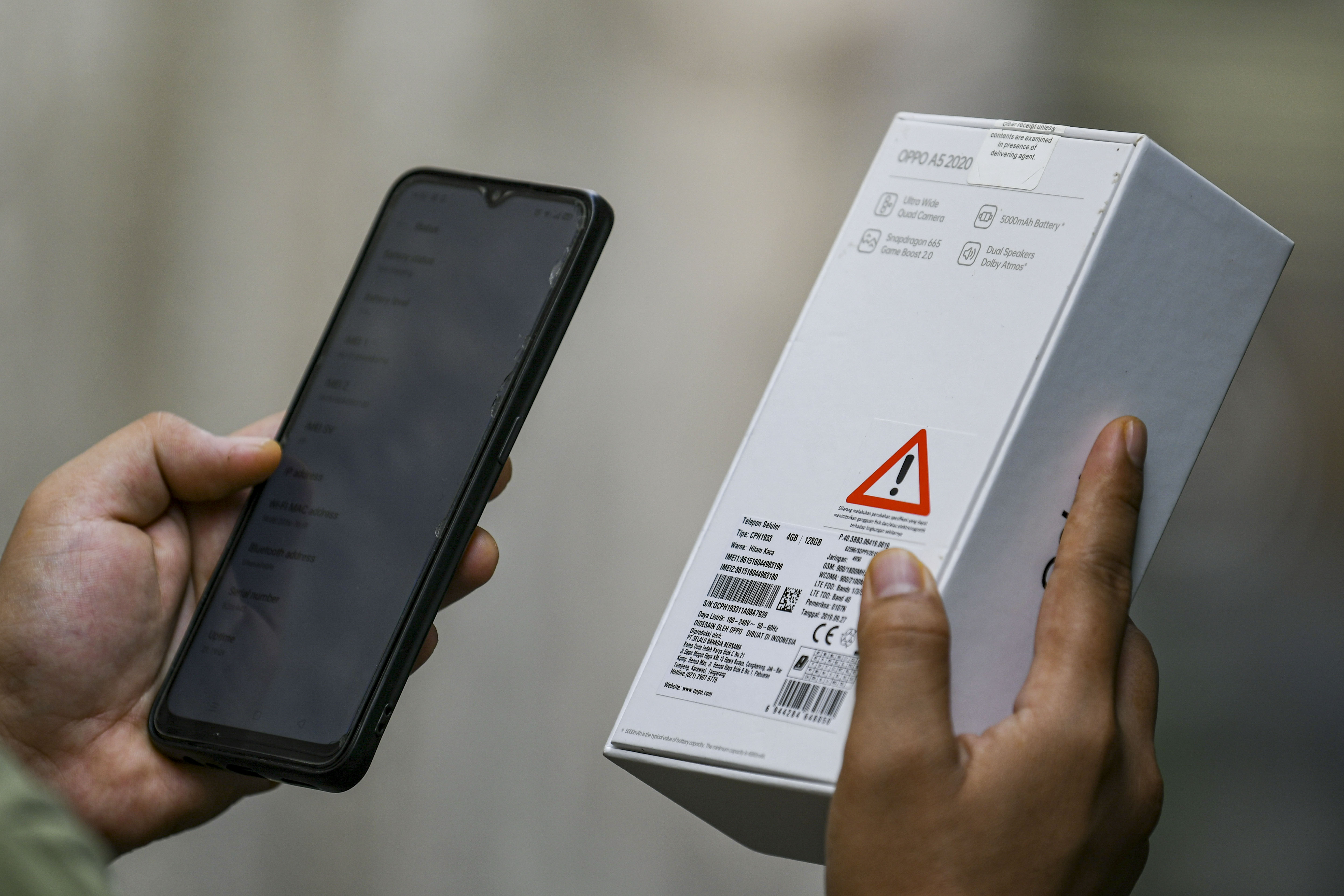 Warga mengecek nomor indentitas asli ponsel (IMEI) di Jakarta, Kamis (20/8/2020).