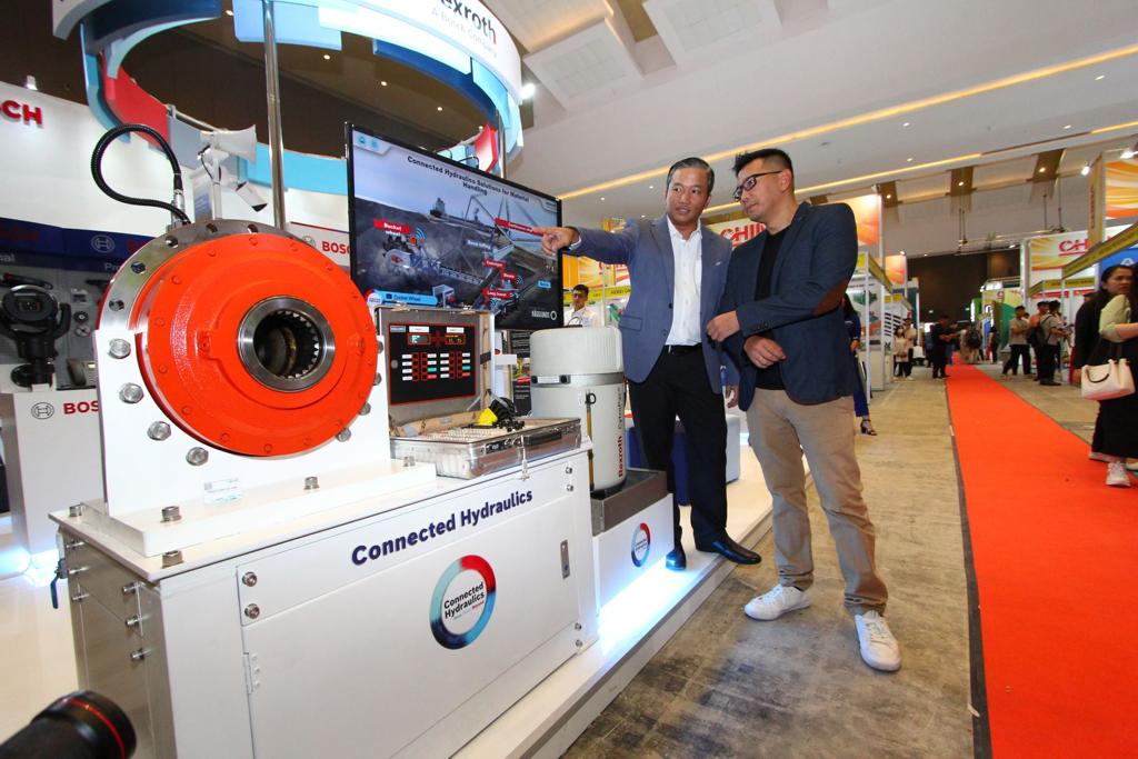 Hägglunds Hydraulic Direct Drive Systems dari Bosch Rexroth dipamerkan pada ajang Mining Indonesia 2023 di Jakarta, Rabu (13/9). 