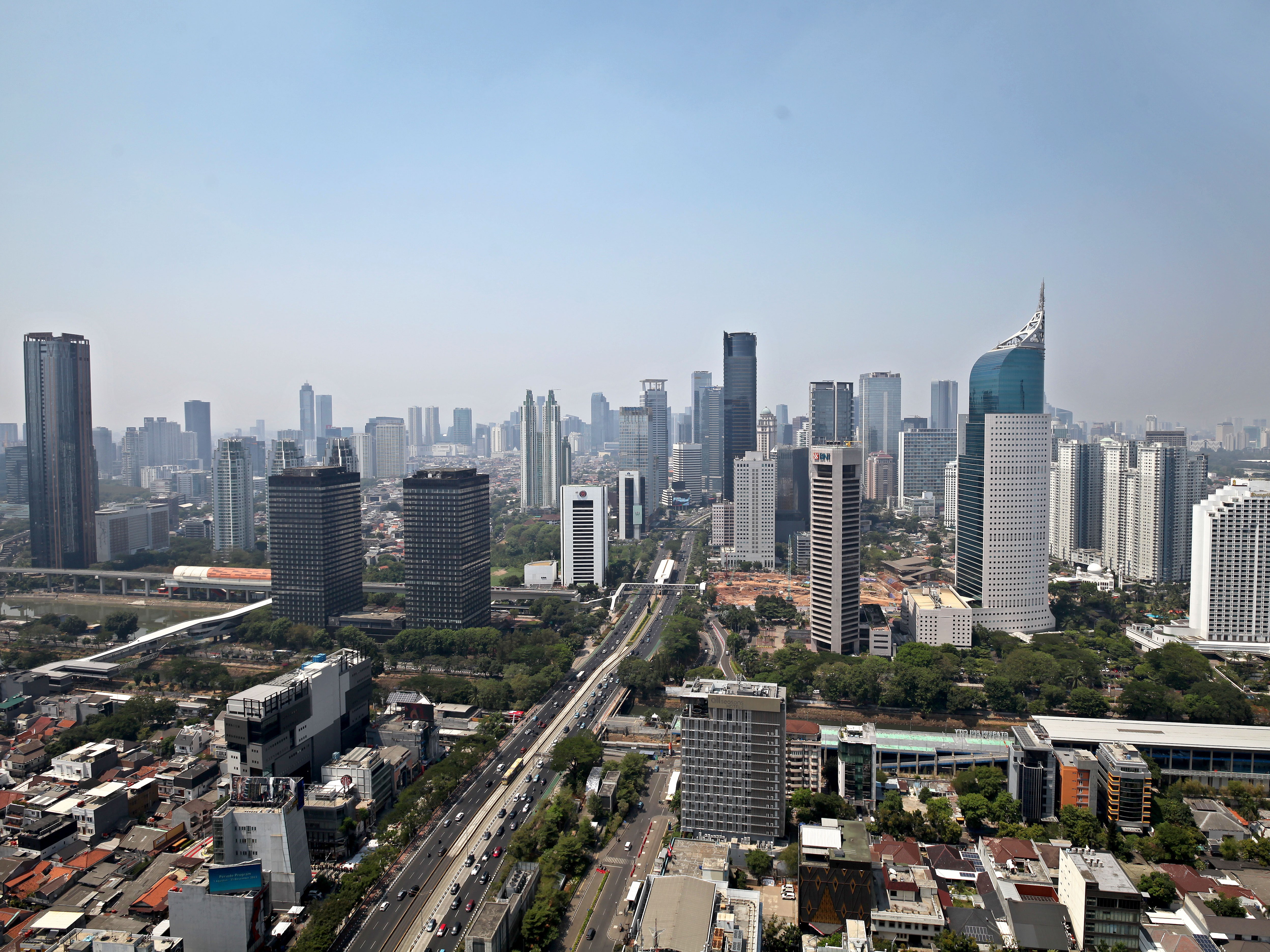 Lanskap gedung-gedung perkantoran di Jakarta, Senin (25/9/2023).