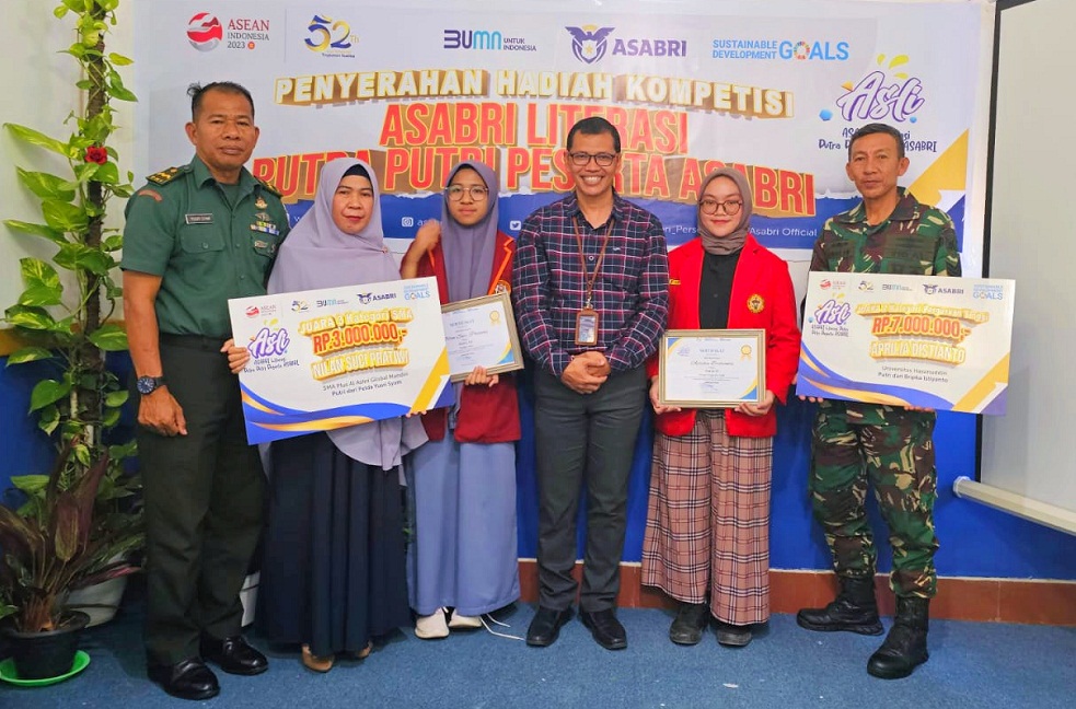 Penyerahan hadiah bagi pemenang Kompetisi Asabri Literasi Putra Putri Peserta Asabri. 