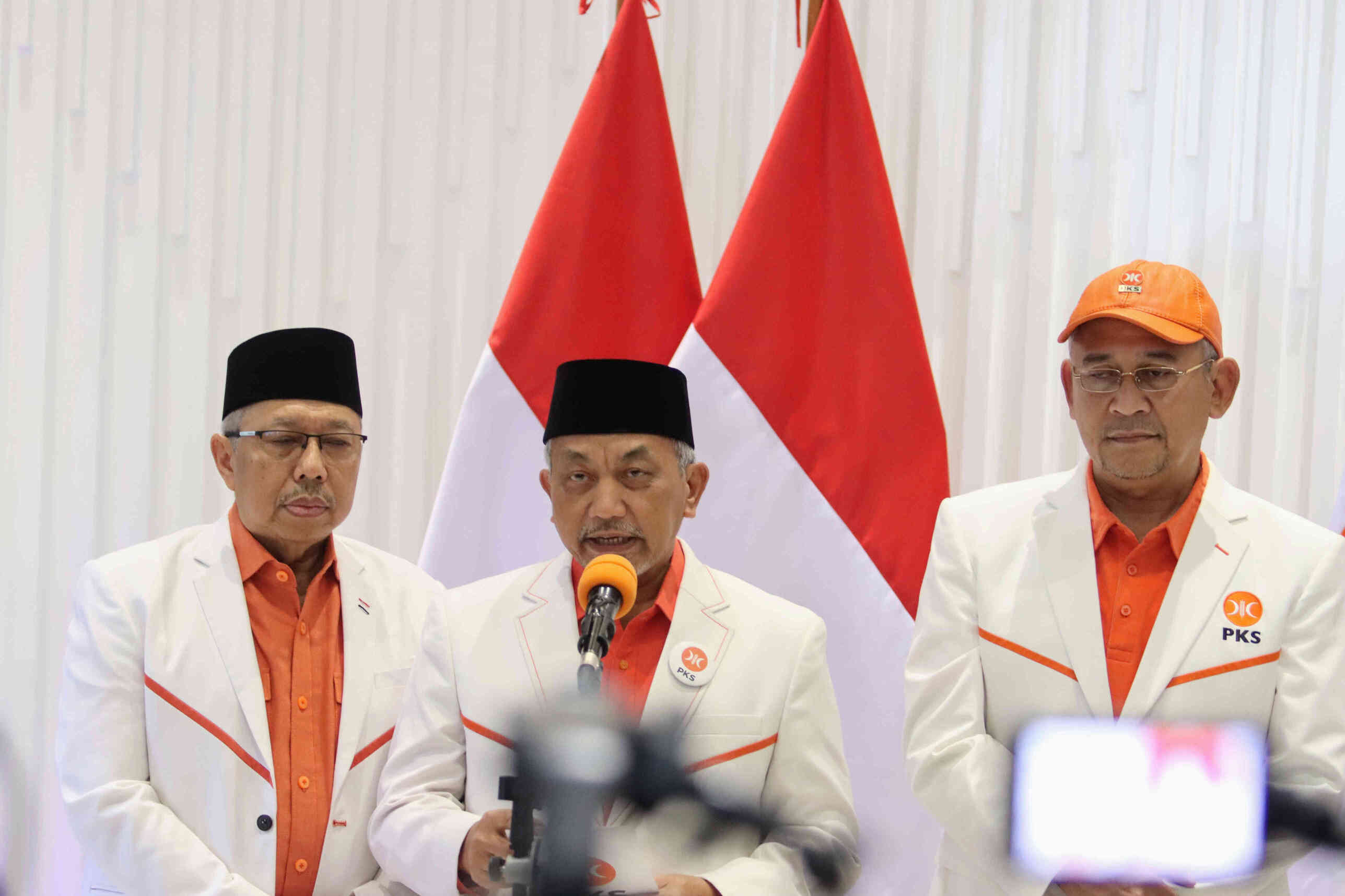 Presiden PKS Ahmad Syaikhu (tengah) saat konferensi pers terkait Koalisi Perubahan.