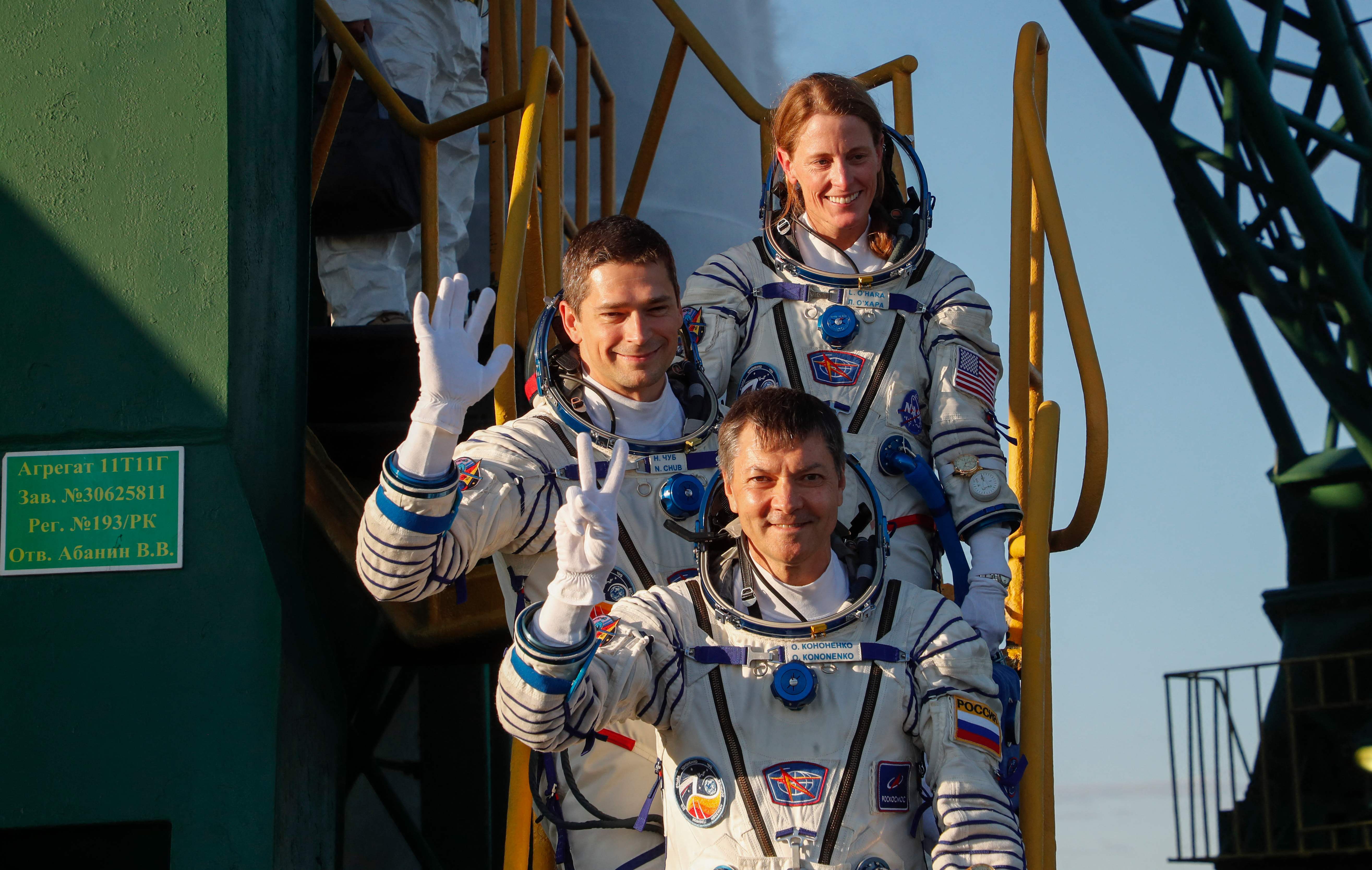 Kosmonot Roscosmos Rusia Oleg Kononenko dan Nikolai Chub, sertaastronot NASA Loral O'Hara di kosmodrom Baikonur di Kazakhstan, Jumat (15/9).