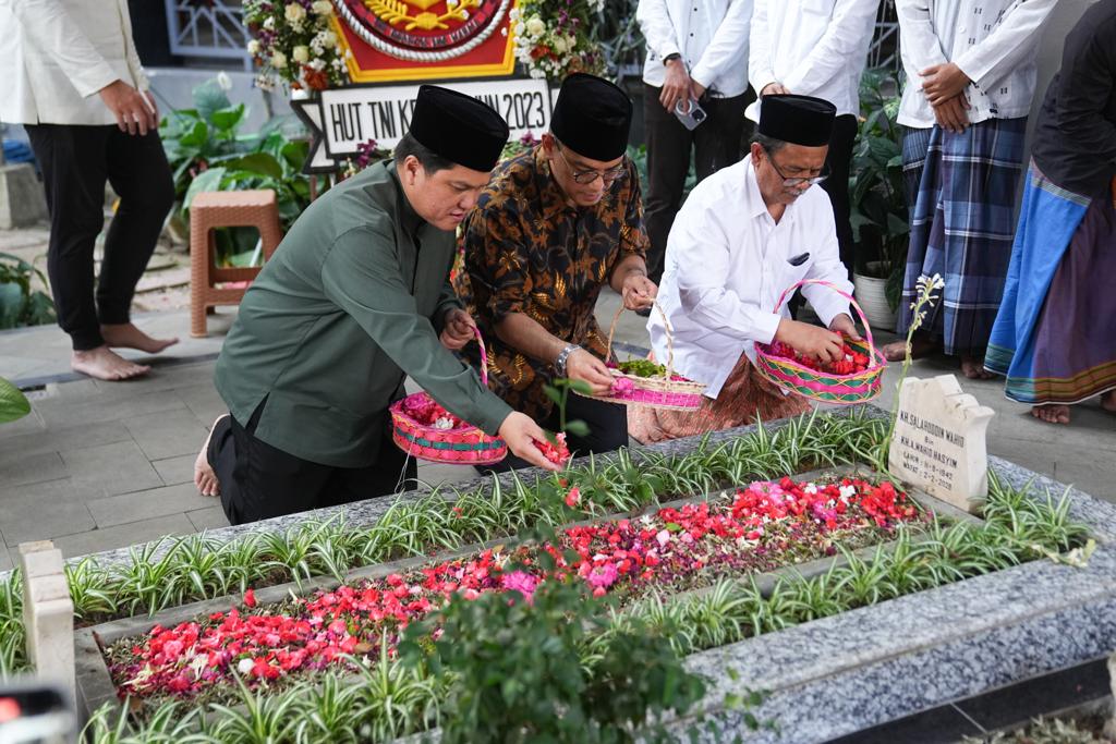 Menteri BUMN Erick Thohir melakukan safari ke beberapa pondok pesantren (ponpes) bersejarah di Jawa Timur.