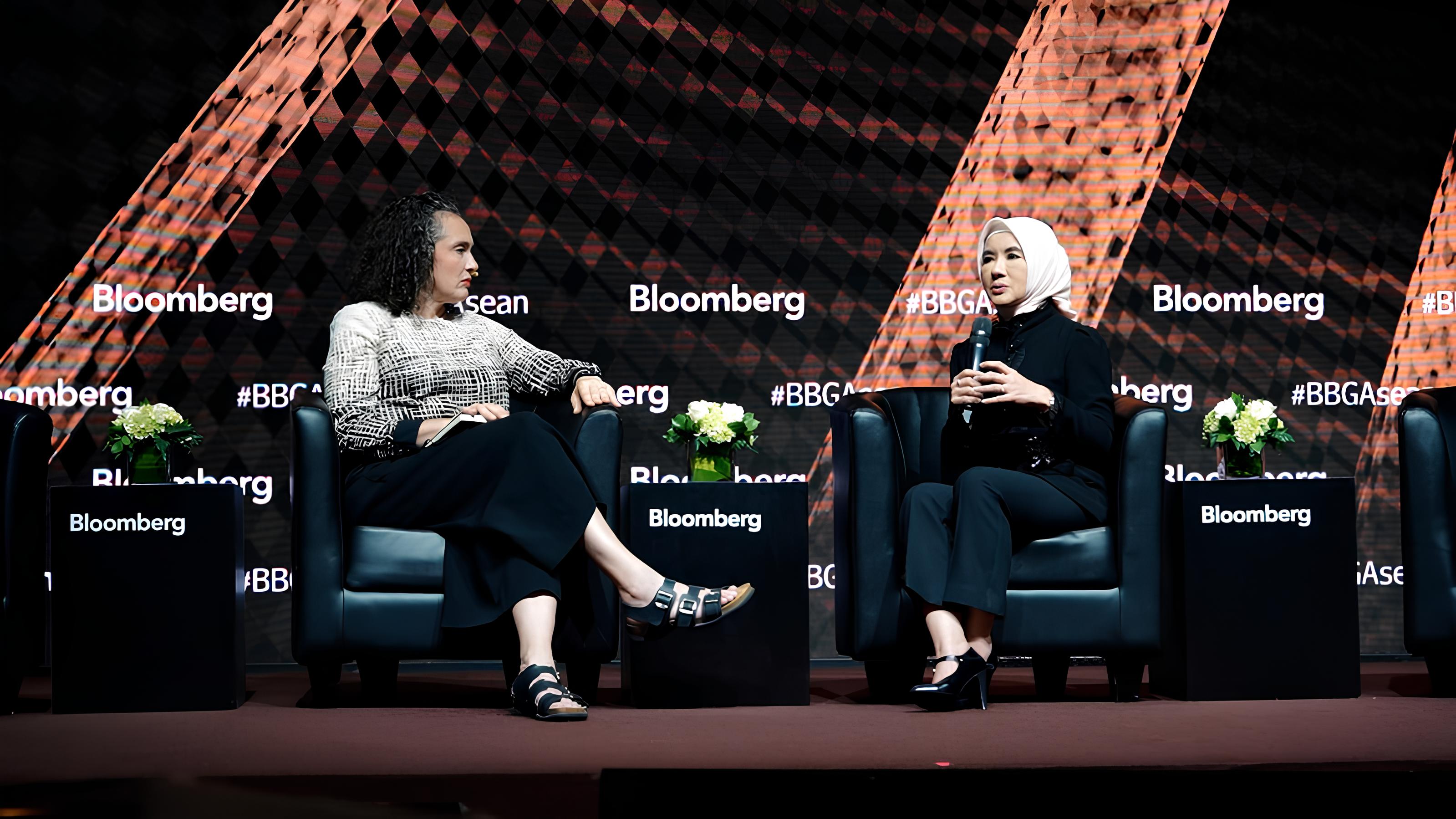 Direktur Utama Pertamina Nicke Widyawati (kanan) dalam Bloomberg CEO Forum at ASEAN, di Jakarta, Rabu 6 September 2023.