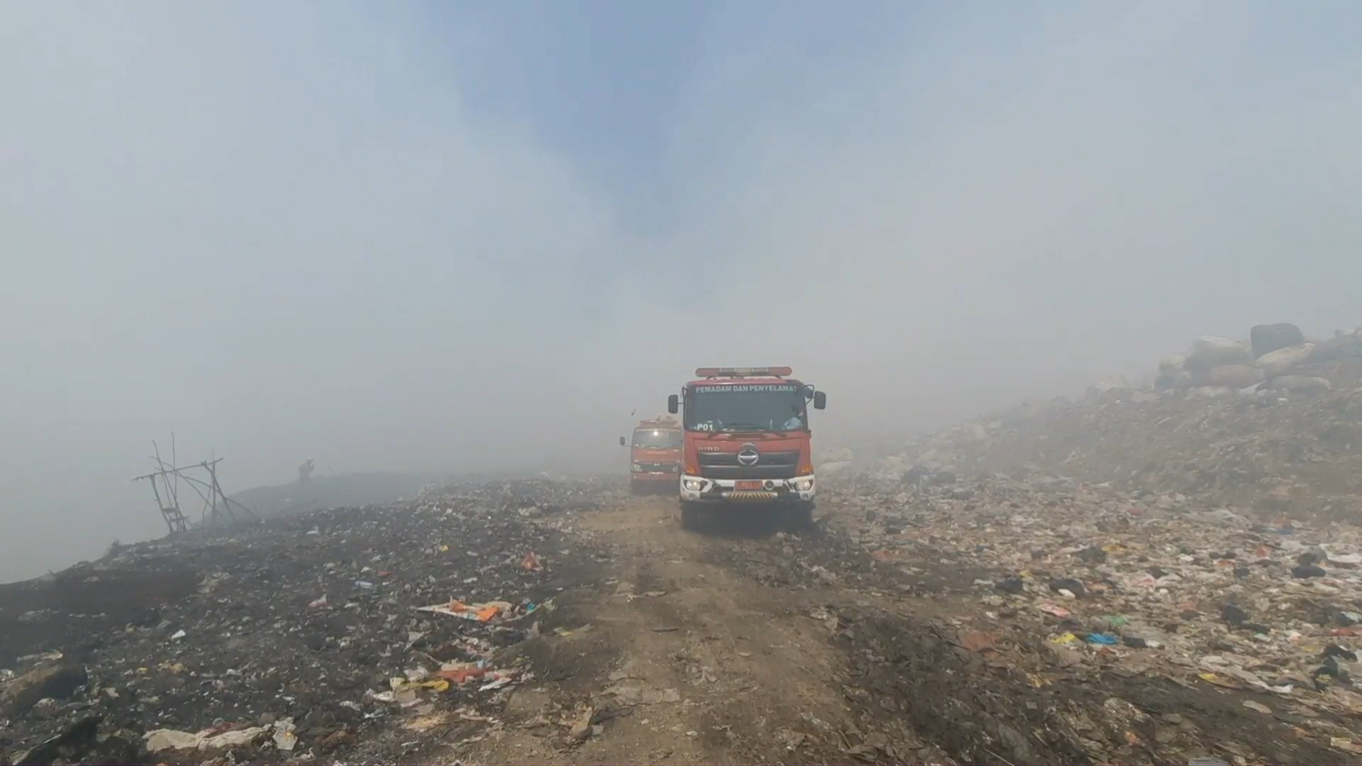 Armada Pemadam Kebakaran berjibaku memadamkan kebakaran di TPA Sarimukti sejak 19 Agustus 2023 lalu.
