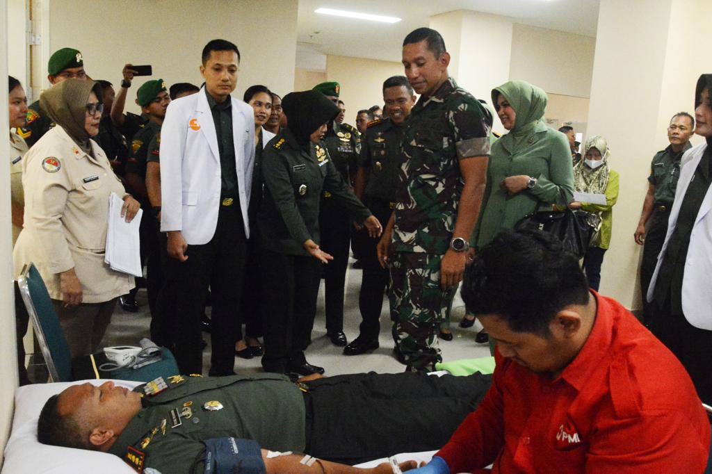 Donor darah jajaran Korem 061/SK di RS Salak, Bogor, Jawa Barat, Selasa (26/9).