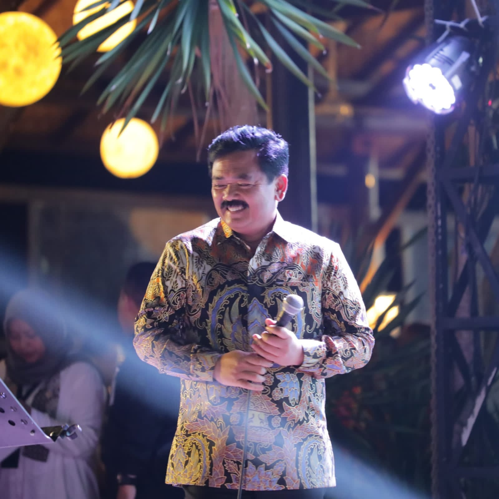 Menteri Hadi Serahkan Sertifikat Tanah Seminari di Labuan Bajo