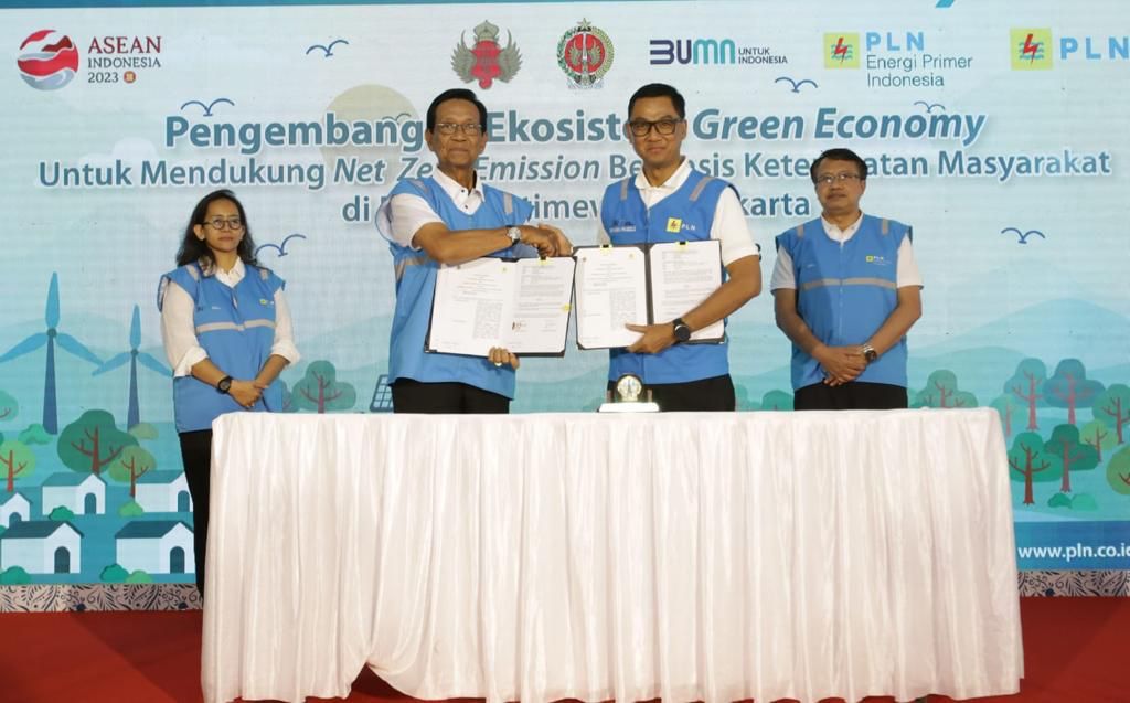 Gubernur DIY Sri Sultan Hamengkubuwono dan Dirut PLN Darmawan Prasodjo serta Dirut PLN EPI Iwan Agung Firstantara saat MoU Green Economy.
