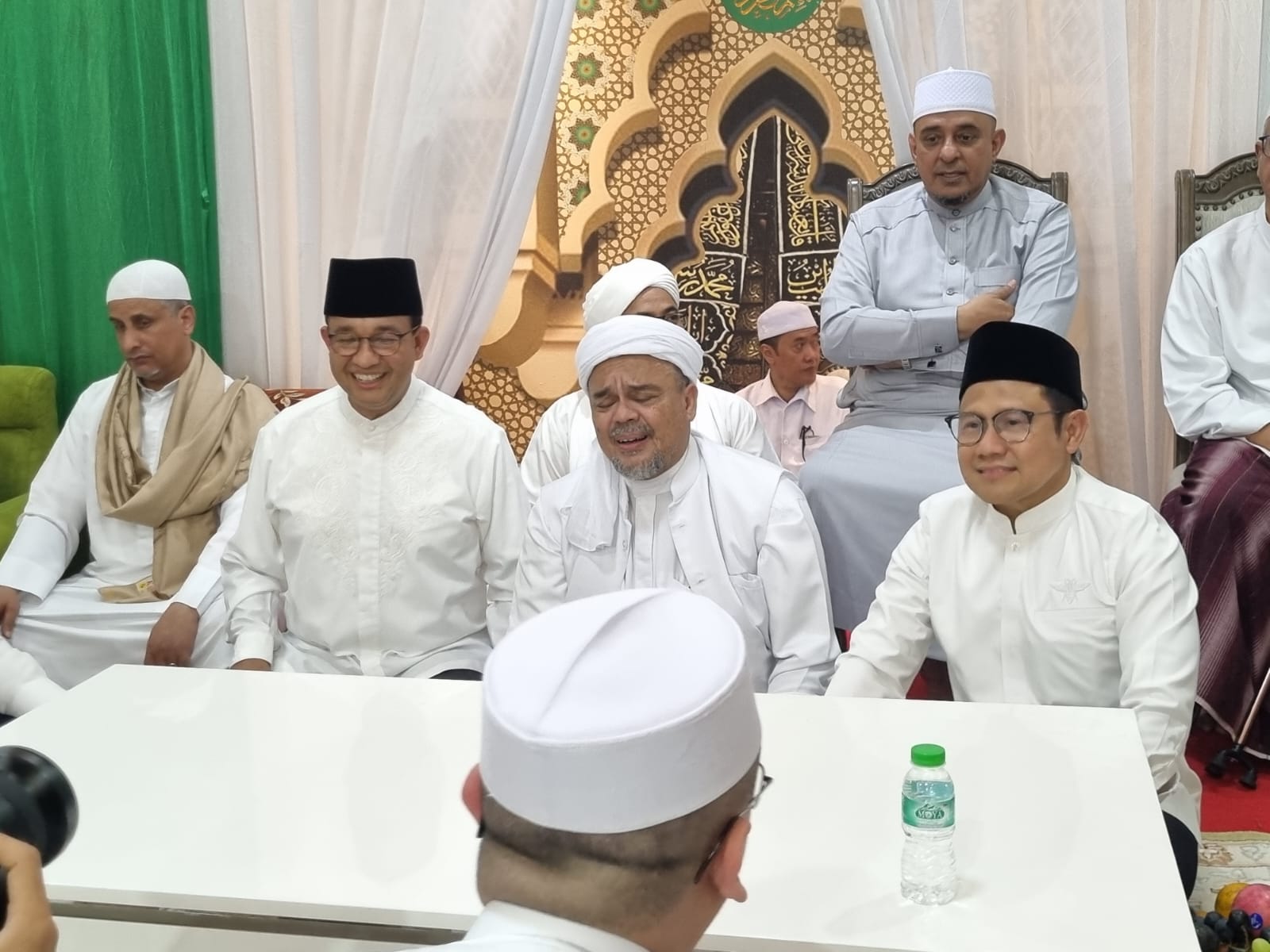 Anies Baswedan dan Muhaimin Iskandar di pernikahan putri Rizieq Shihab