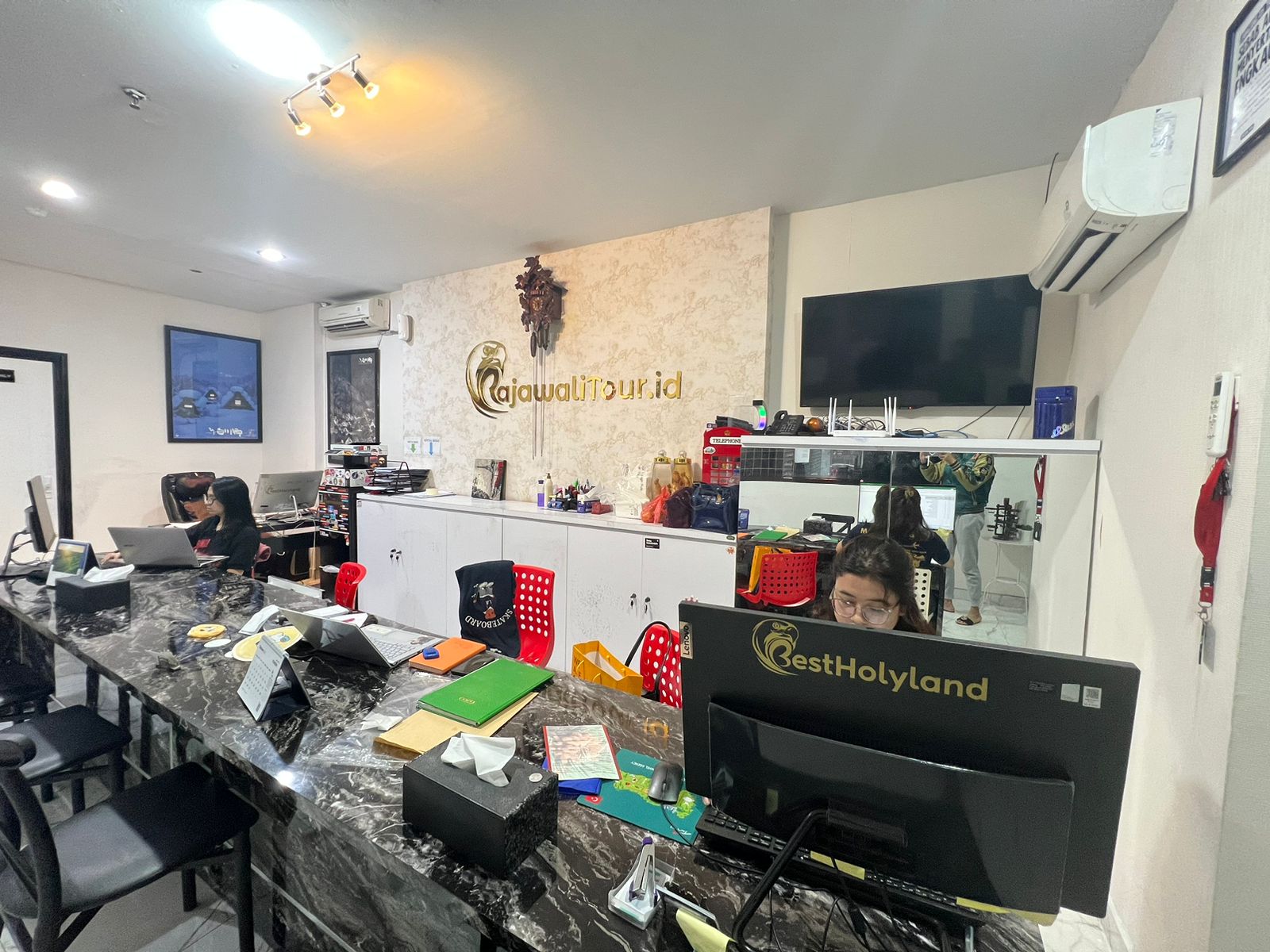 Kantor agen perjalanan wisata meminta pelanggan mewaspadai kasus penipuan dengan iming-iming tiket perjalanan murah.