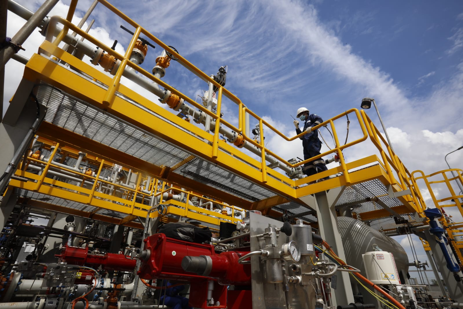 Karyawan memeriksa fasilitas produksi di lapangan migas yang dikelola PHE.